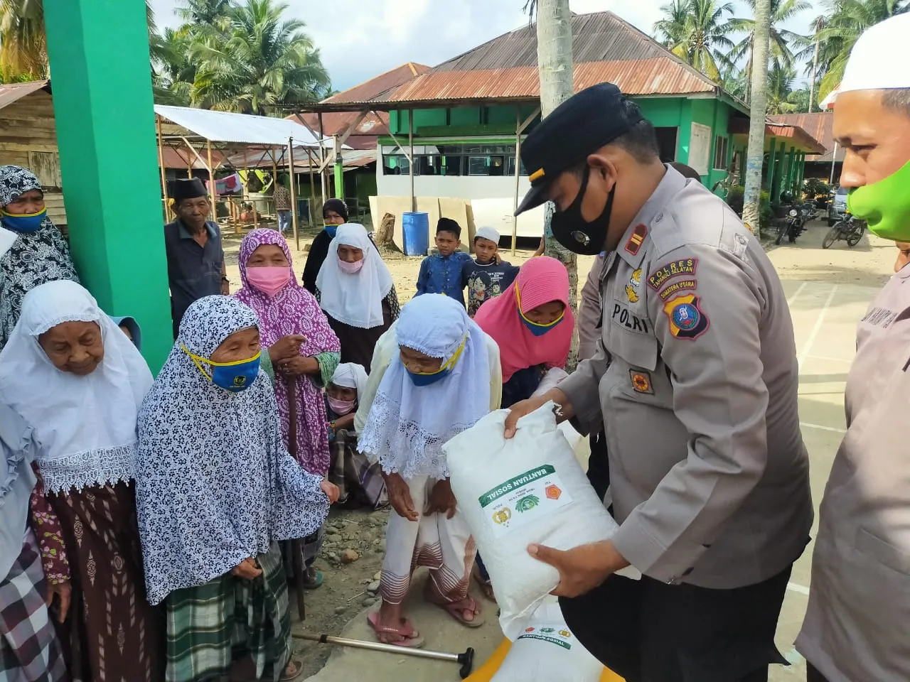 Di Palas, Beras Kapolri Disalurkan Kepada Penghuni Jompo Jompo