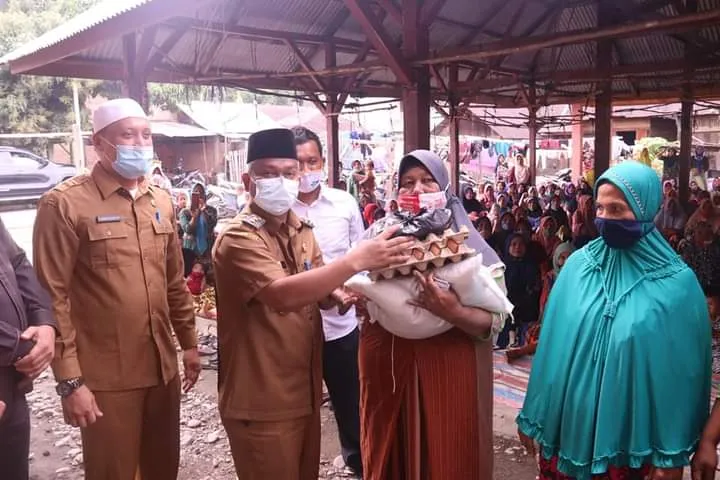 Wabup Palas Zarnawi Pantau Penyaluran Sembako Ke Warga 