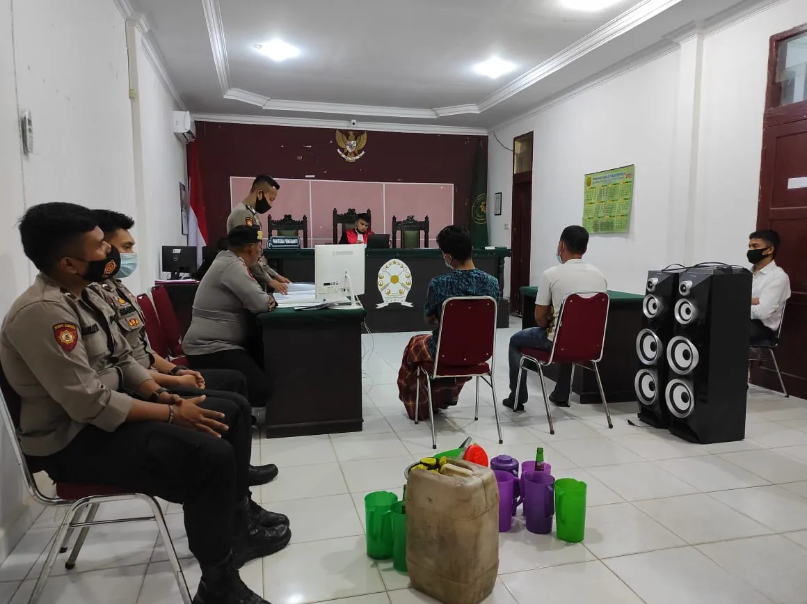 Pemilik Cafe Dituntut 2 Bulan , Pelayan 1 Bulan