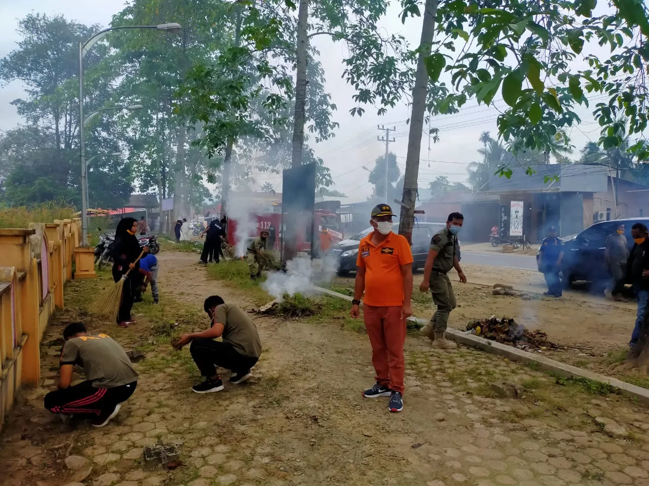 Satpol PP dan Damkar Palas Bakti Sosial Lokasi Kuburan