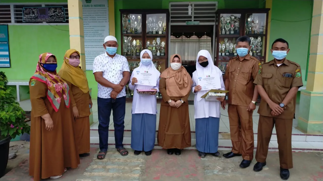 Siswa Berprestasi MAN 1 Palas Plus Keterampilan Terima Bingkisan dan Uang Pembinaan