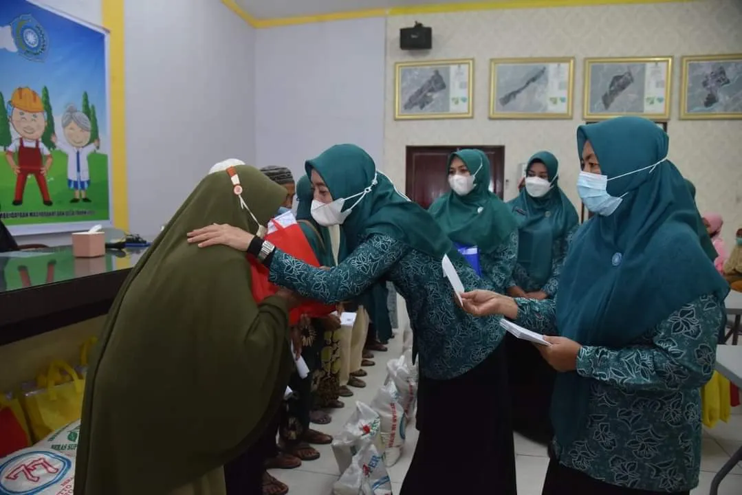 TP. PKK Batu Bara Peduli Lansia, Sebanyak 15 Paket Bantuan Diserahkan Tiap Kecamatan