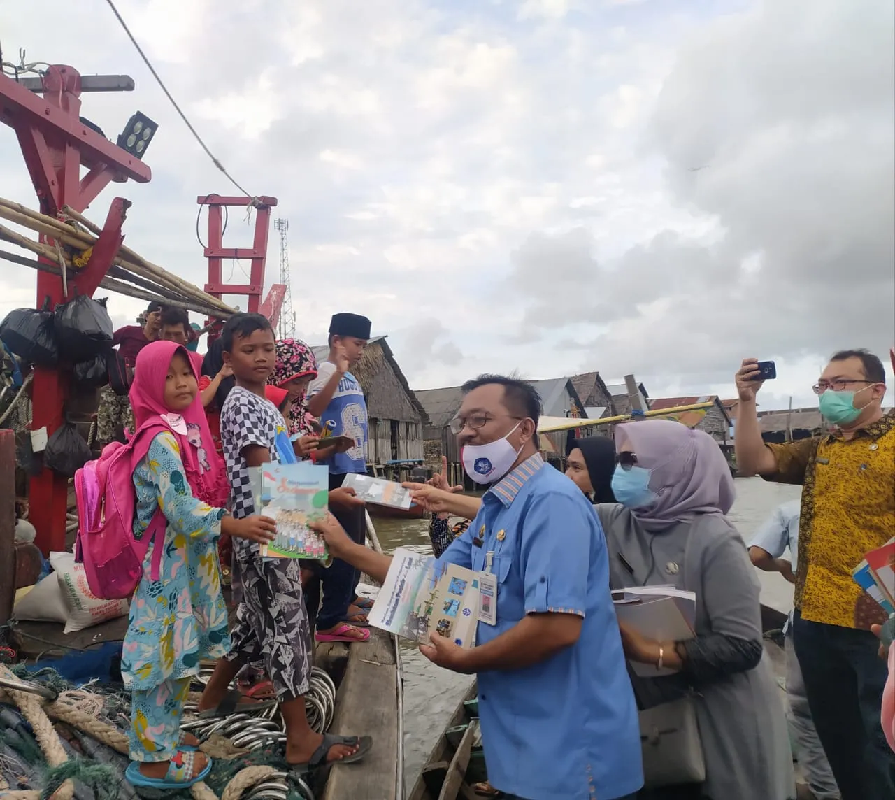 Ilyas Sitorus Tepati Janji. Sudah 800 lebih Buku Disumbangkan Ke  TMB Khasanah Bandar Rahmad Batu Bara.