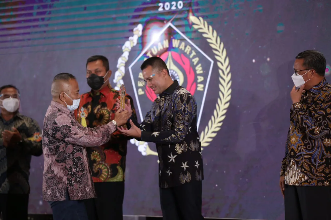 Wagub Sumut Musa Rajekshah Terima Penghargaan Golden Award SIWO PWI 2020