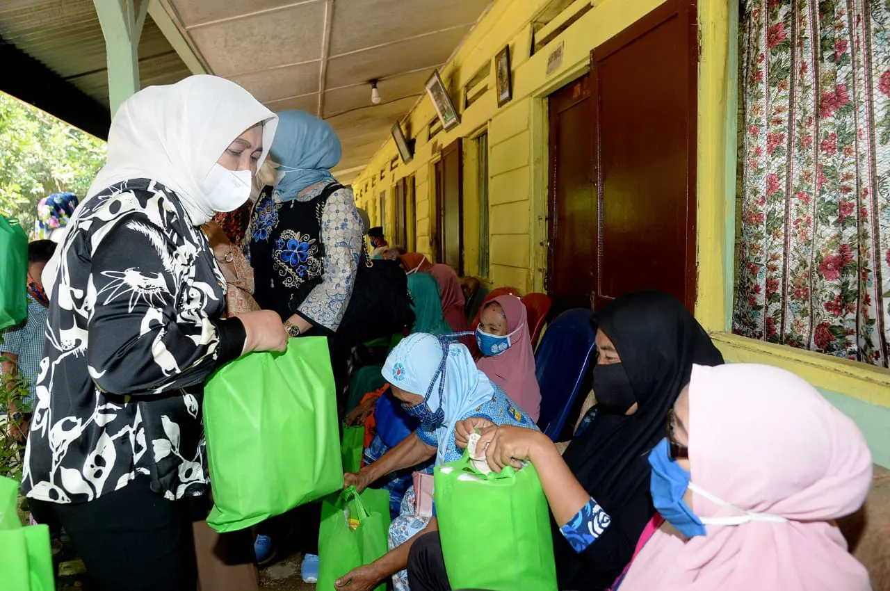 Hari Ibu,  Ketua PKK Sumut Ny. Nawal Edy Rahmayadi Kunjungi Panti Jompo