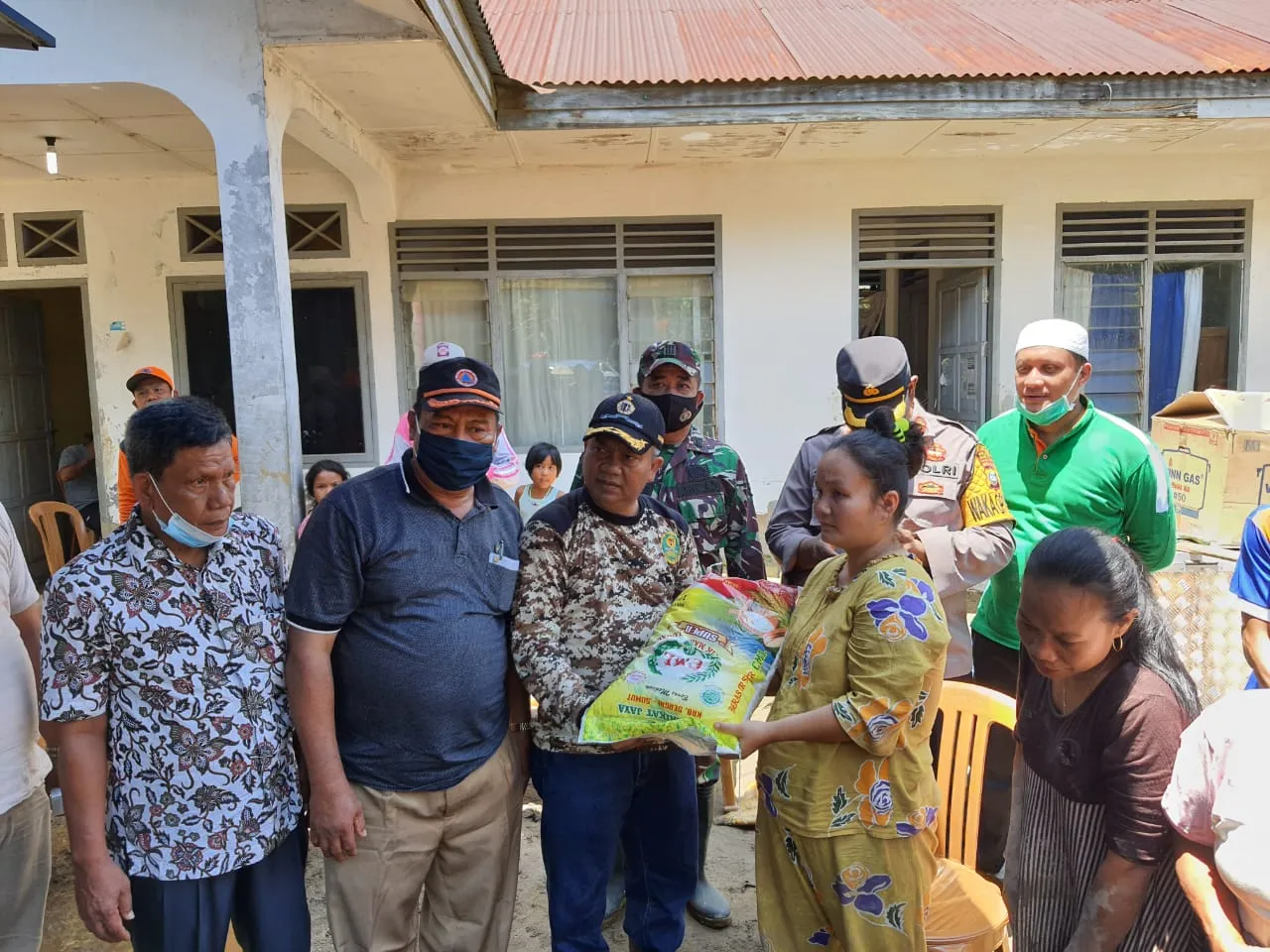 Wabup Palas Zarnawi  Serahkan  Bantuan Sembako Warga Korban Banjir Bandang 