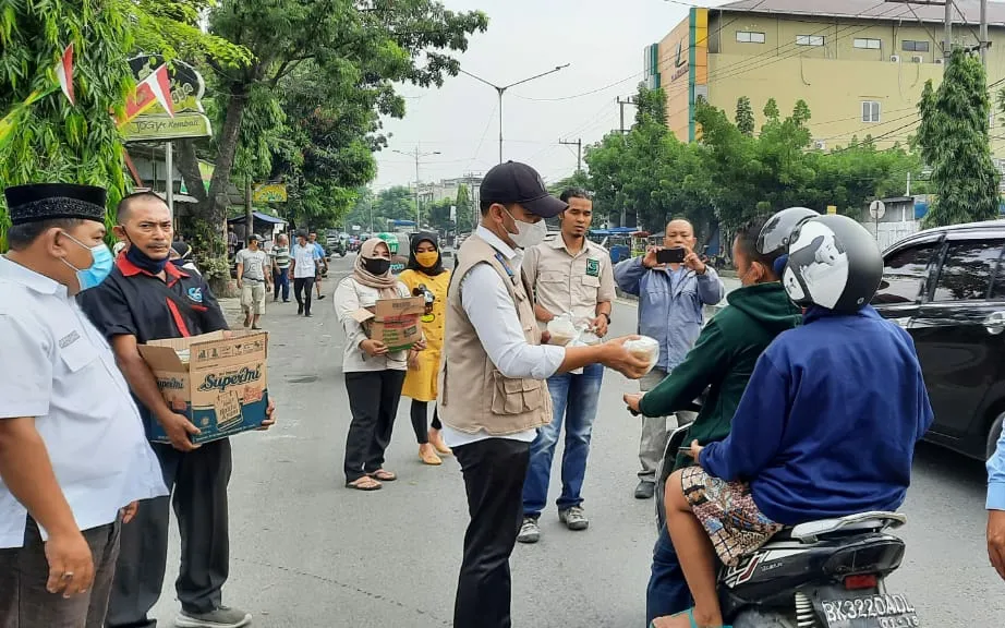 KSJ Batu Bara Bagikan Takjil Pengguna Jalan Medan - Belawan