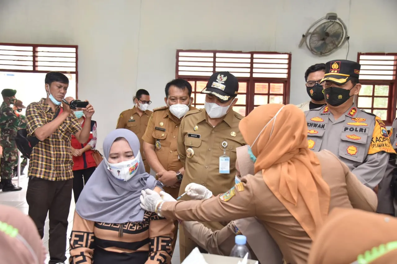 Di Kabupaten Batu Bara : Polri - TNI Jemput Lansia Untuk Divaksin