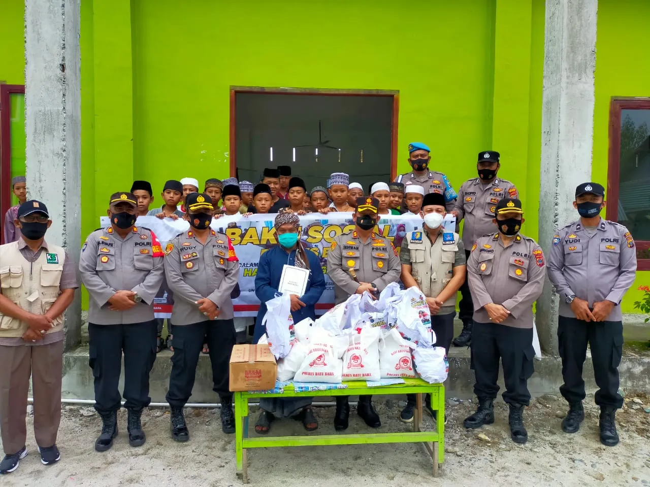 HUT Bhayangkara Ke 75, Kapolres Batu Bara Bakti Sosial Di Pondok Pesantren