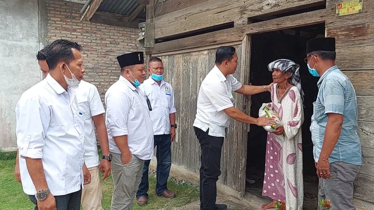 Kadin Batu Bara Berbagi Sembako Di Desa Pematang Rambai Nibung Hangus