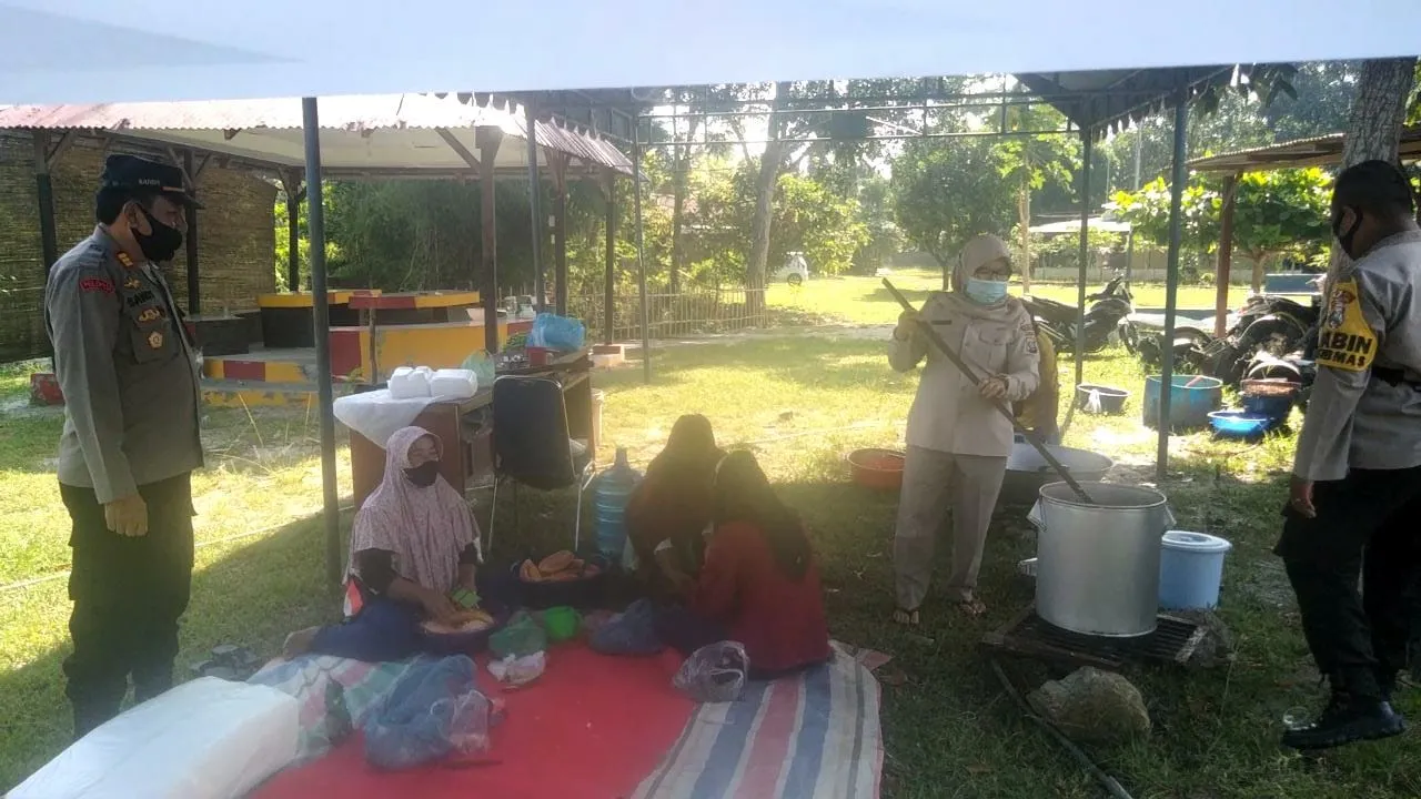 Polsek Indrapura " Door To Door " Bagikan Nasi Bungkus 
