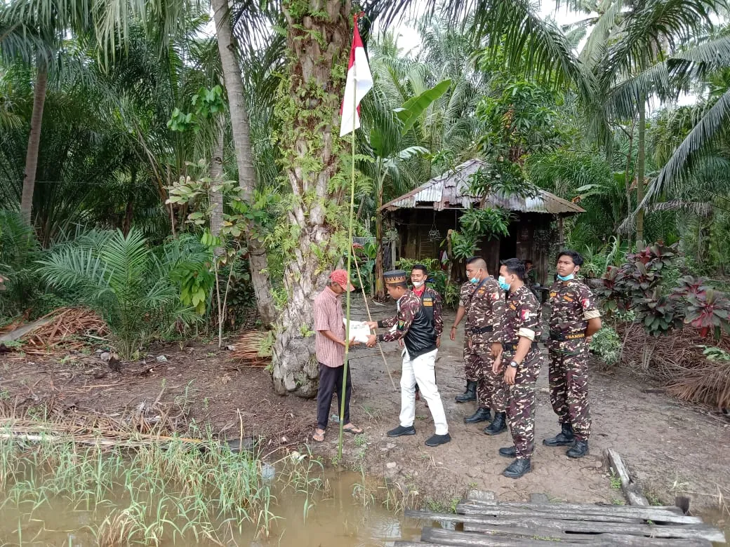 Kadin - GP Ansor Batu Bara Bagi Beras dan Bendera 