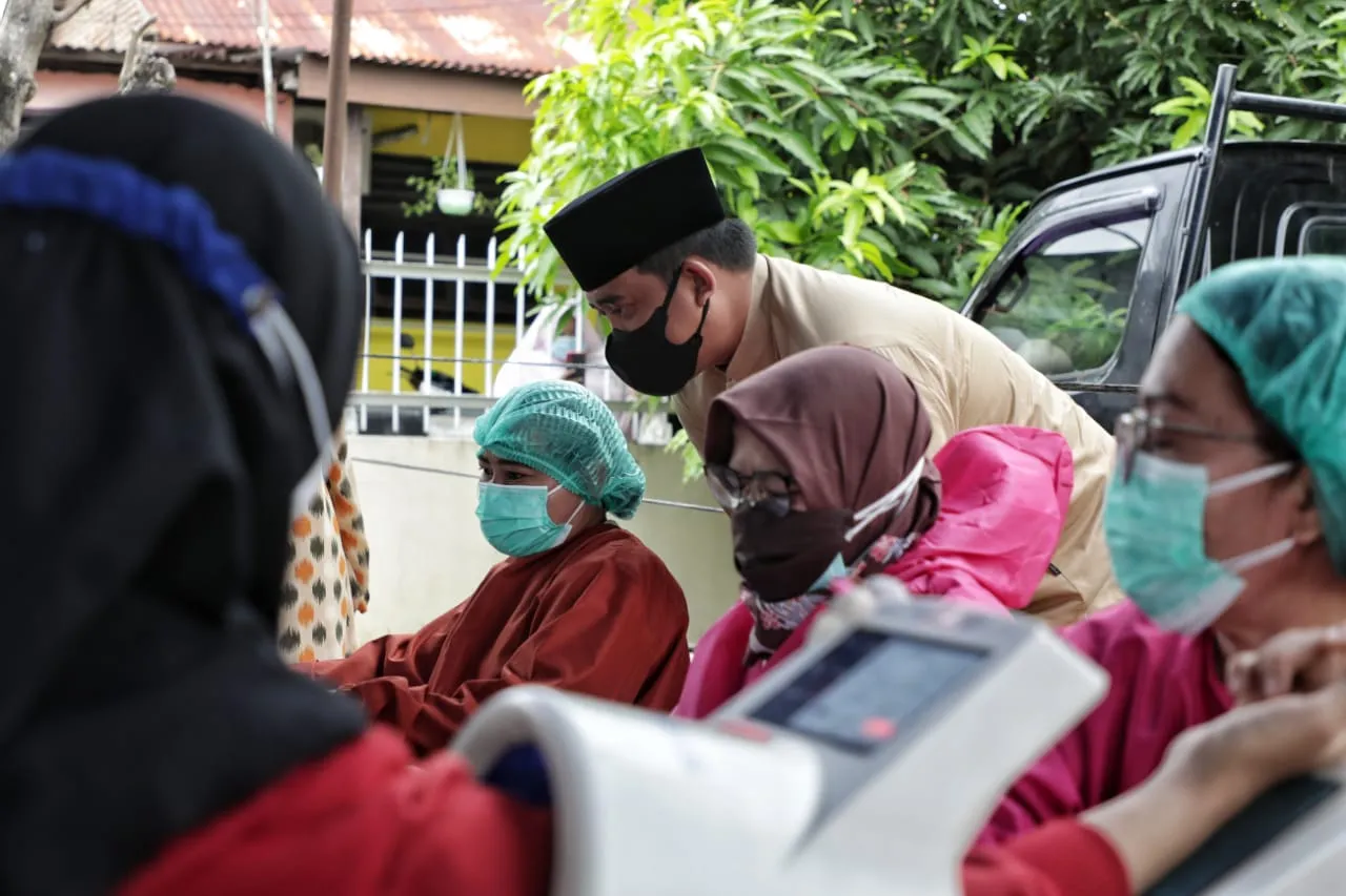 Bobby Saksikan Vaksinasi Remaja Masjid