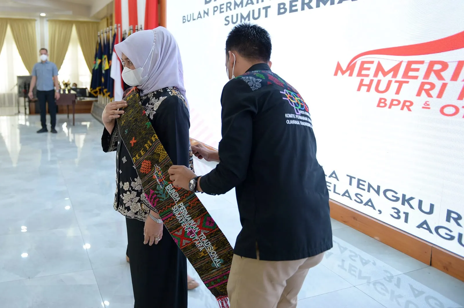 Nawal Edy Rahmayadi Terima Gelar Bunda Permainan Tradisional
