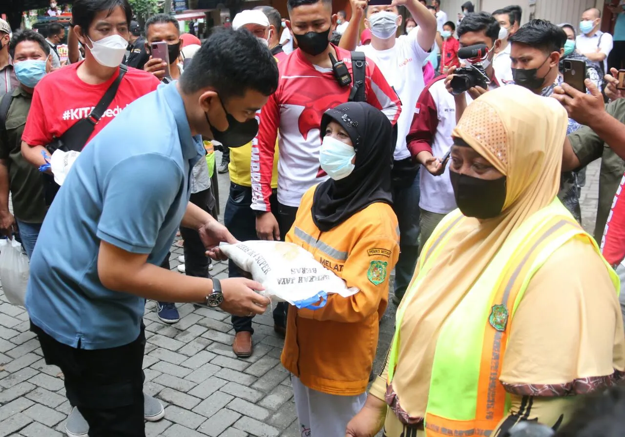 Bobby Beri Bantuan Petugas Kebersihan