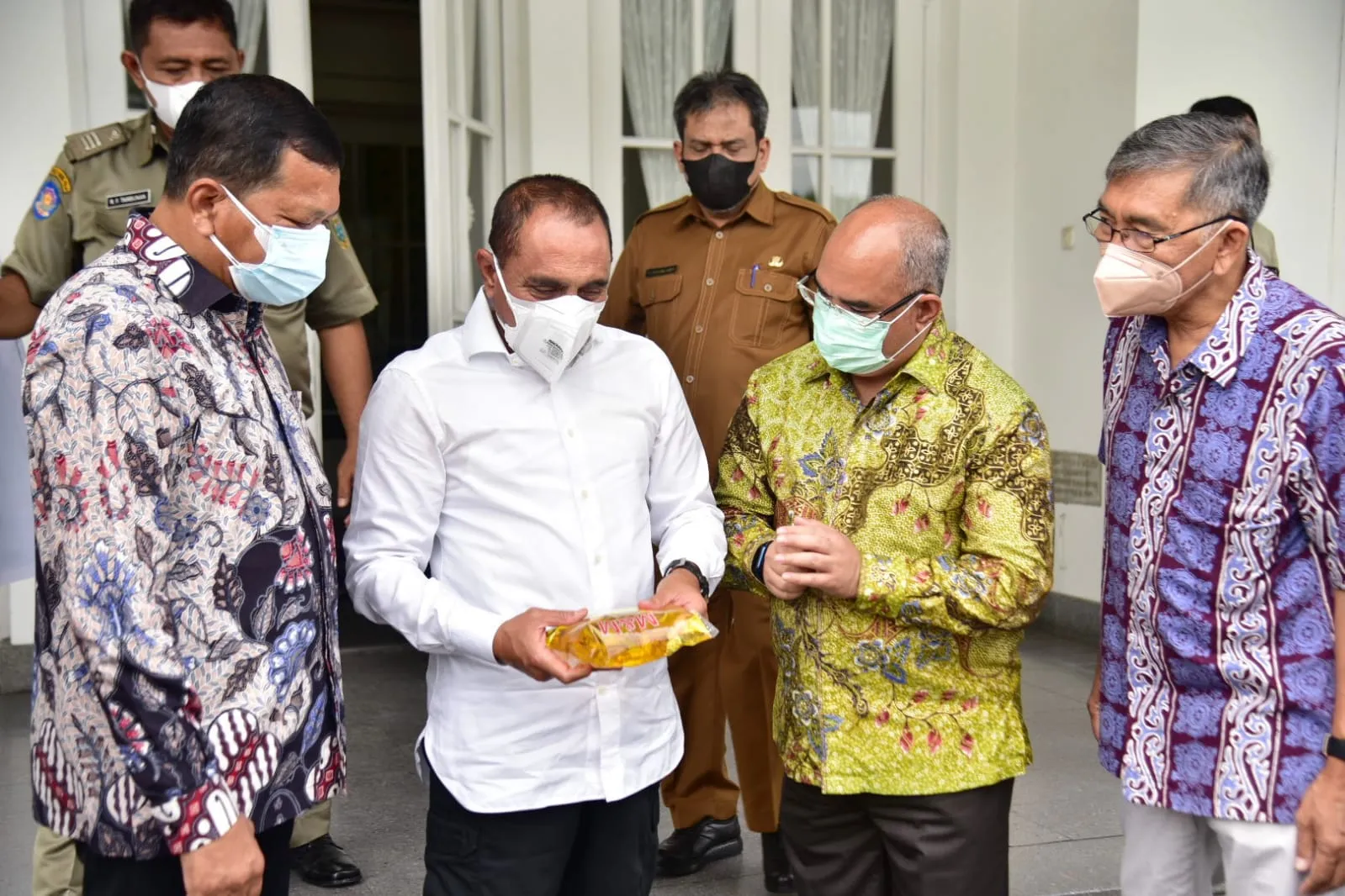Edy Rahmayadi Terima Bantuan 20.000 Liter Minyak Goreng Untuk Terdampak Covid-19