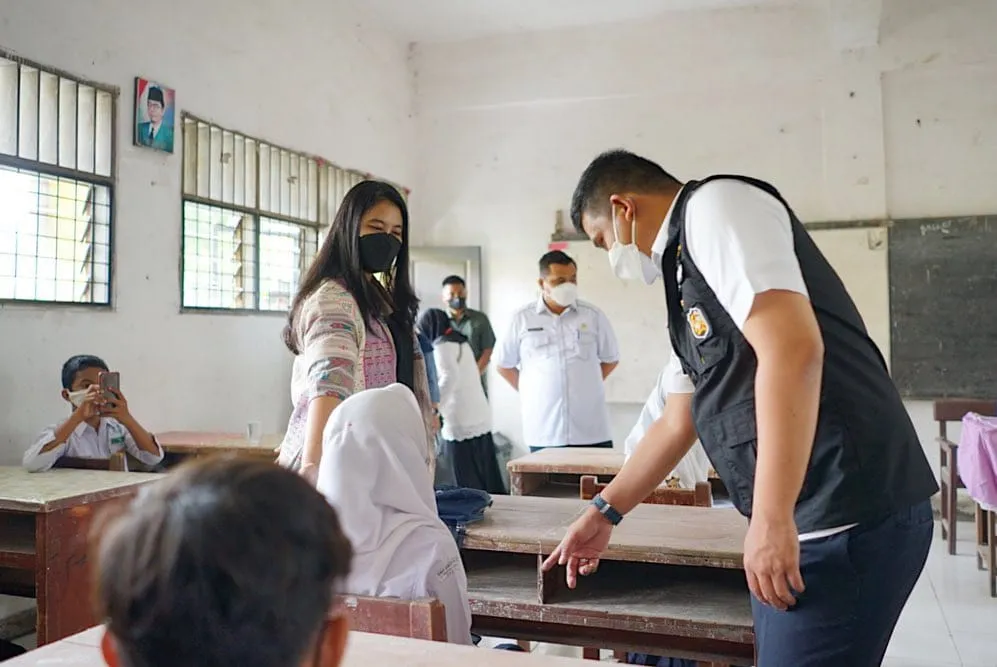 Bobby - Kahiyang Ayu Tinjau Vaksinasi Pelajar SMPN 40
