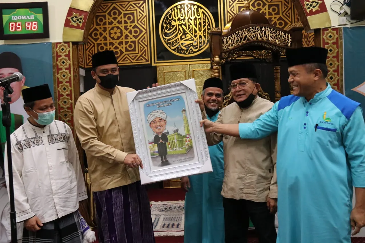 Bobby Safari Subuh di Masjid Asy Syafi'iyah