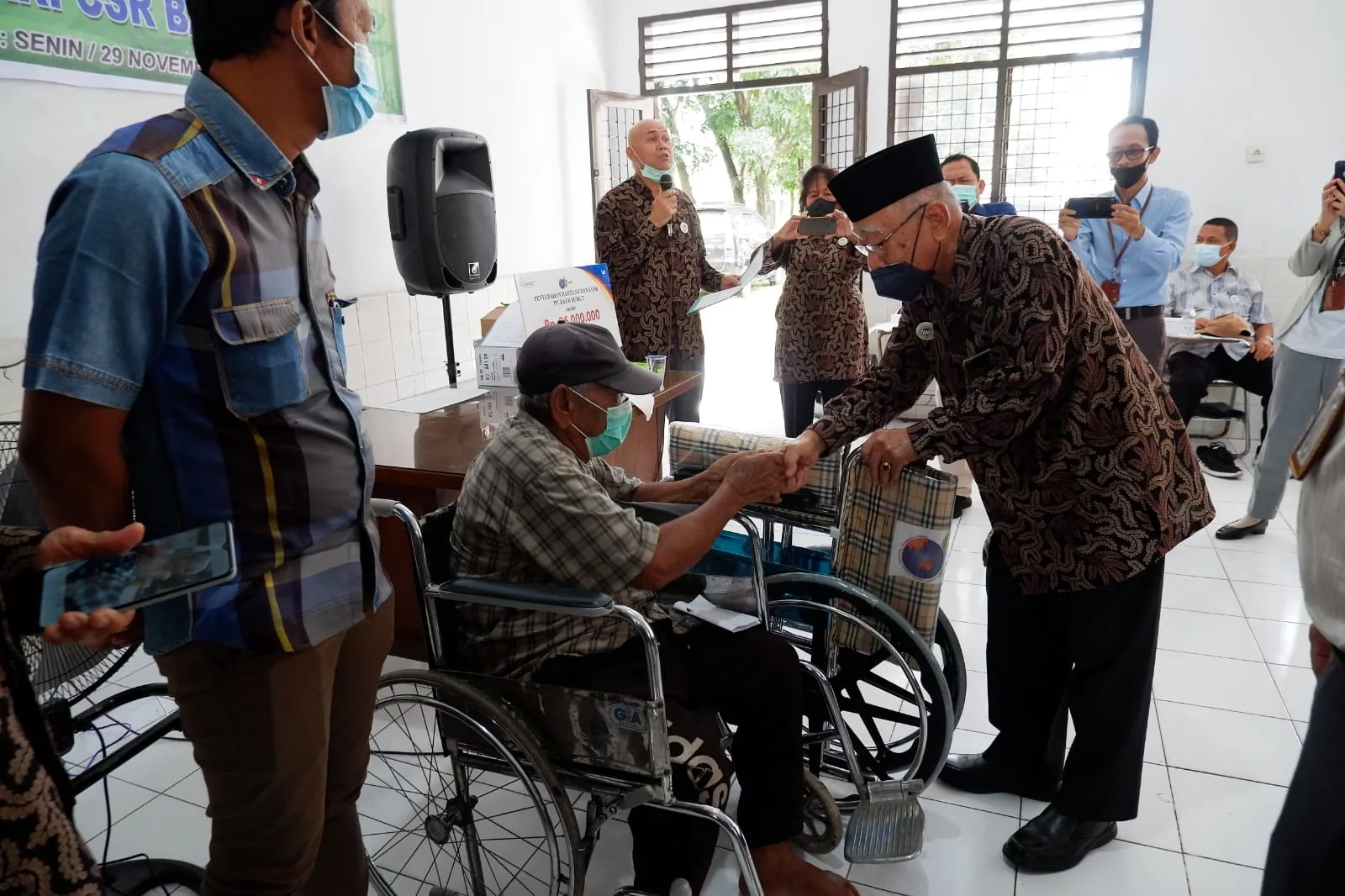 LLI Sumut Beri Kursi Roda dan Alat Bantu Dengar Kepada Lansia