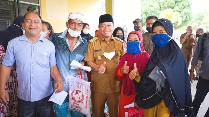 Warga " Serbu " Gedung Serba Guna Tanjungbalai Ikut Vaksin