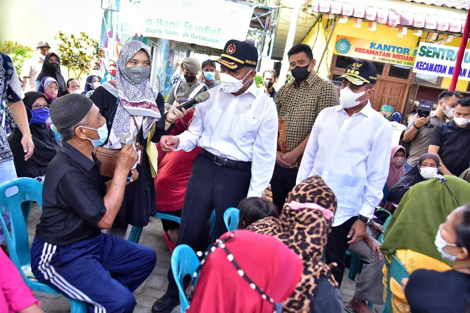 Menko PMK Tanya Langsung Bansos Warga Miskin di Belawan