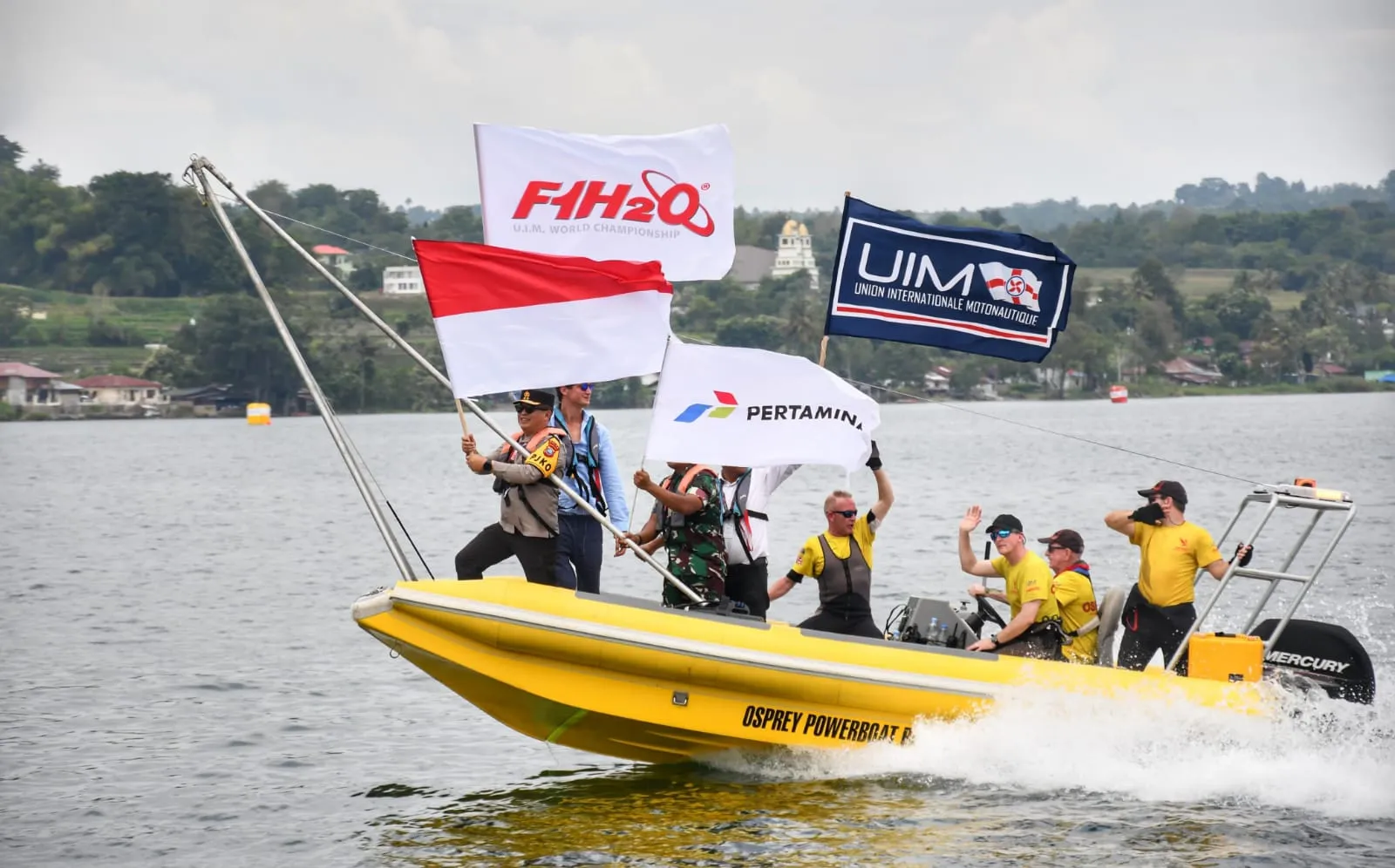 Kapolda Sumut Kibarkan Bendera Merah Putih Flag Parade Bersama Pebalap F1 Powerboat.