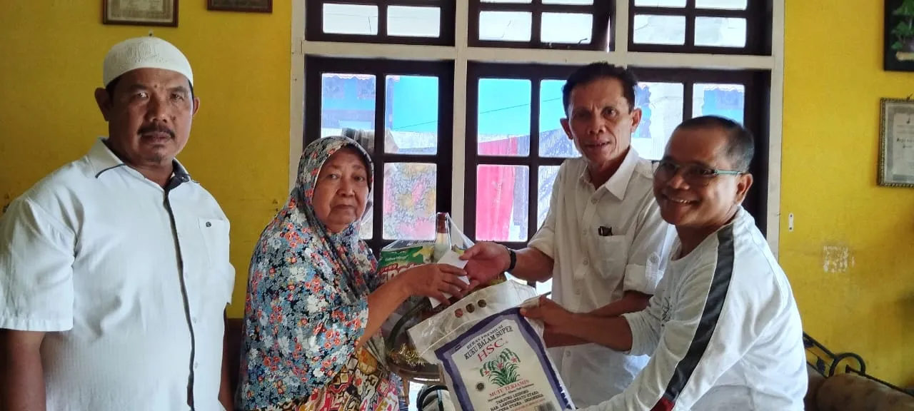 PWI Tabagsel Berikan Bantuan Kebutuhan Pokok dan Parcel kepada Janda Wartawan.