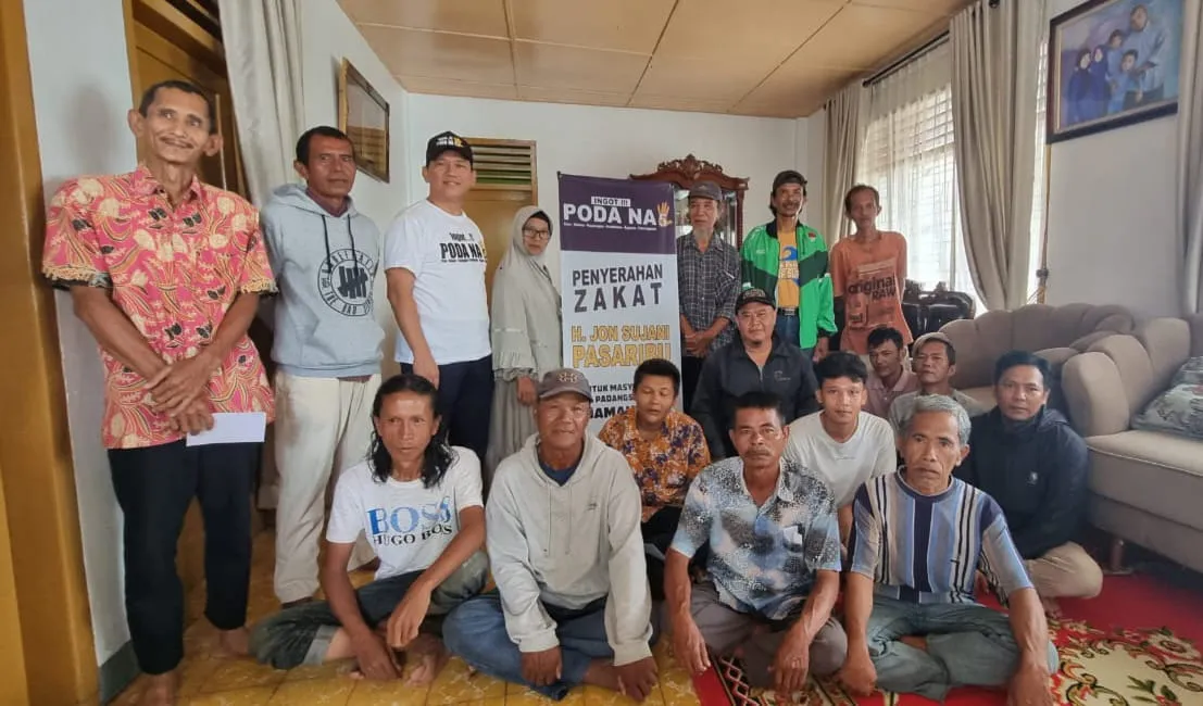 H. Jon Sujani Pasaribu Salurkan Zakat Mal.