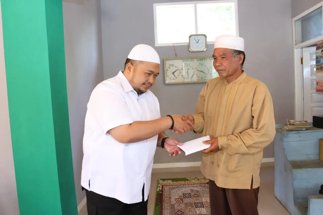 Cuti Bersama, Bupati Dolly Salurkan Zakat Mal dan Bantuan ke Warga SDH.