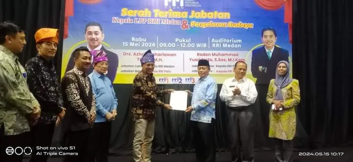 Wali Kota Waris Serahkan Sertifikat Tanah Kepada Pimpinan RRI Medan.