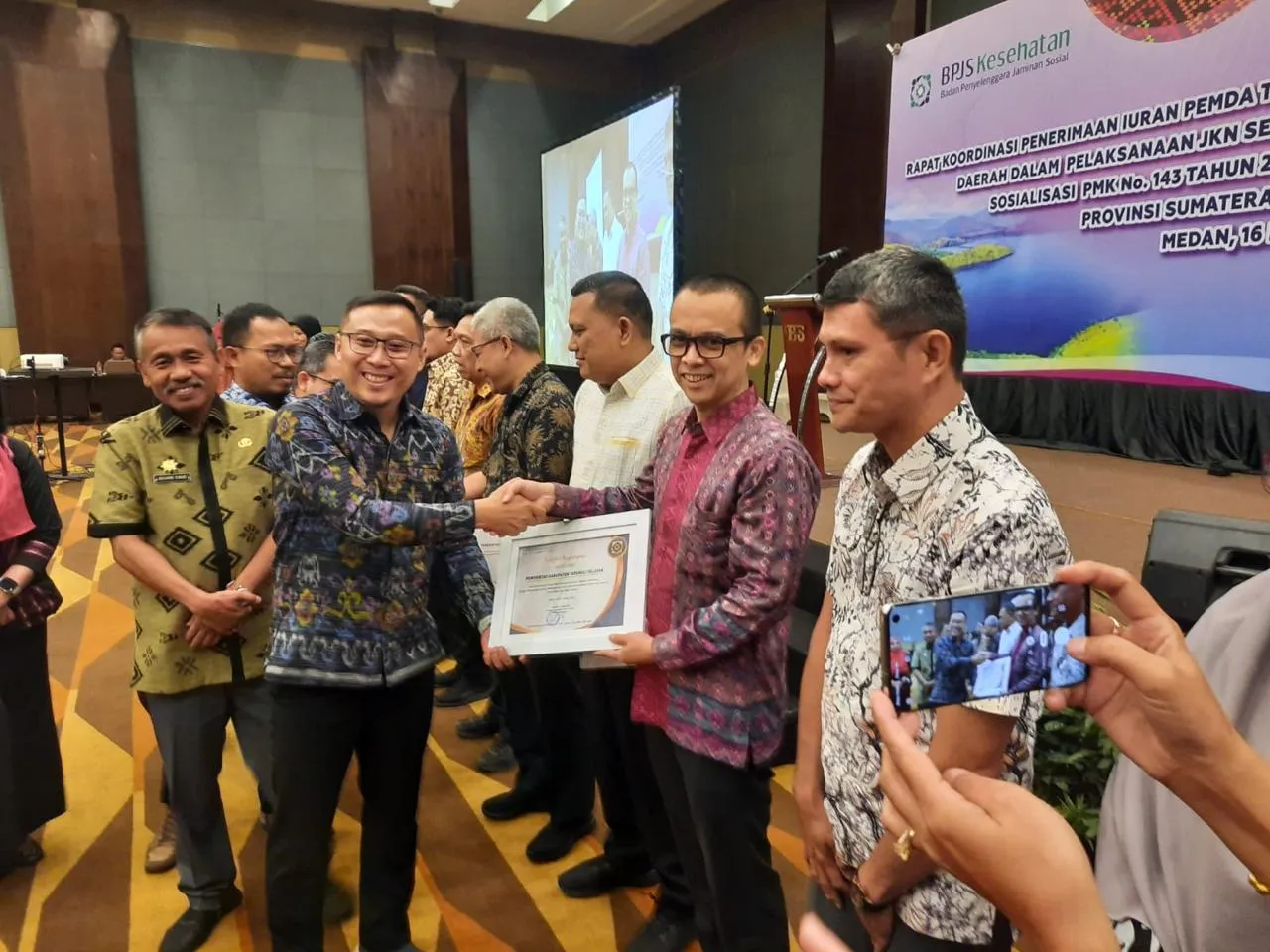Pemkab Tapsel Terima Penghargaan BPJS Kesehatan.
