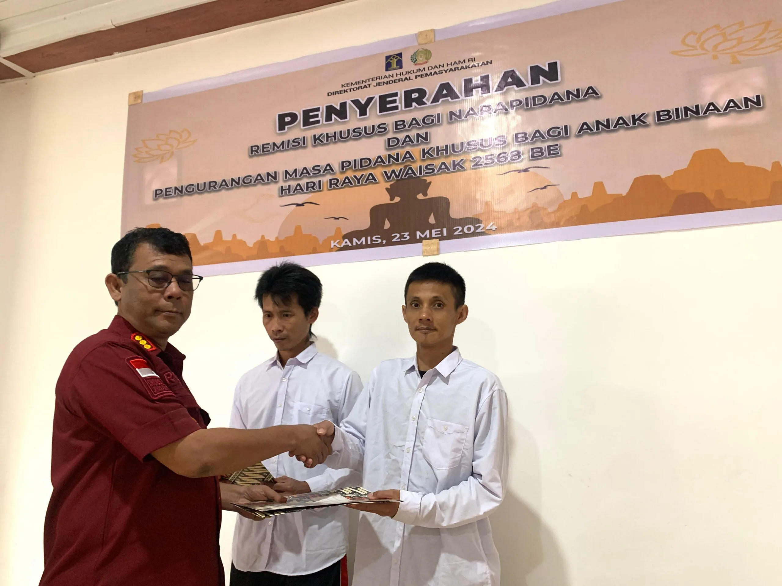 Lapas Narkotika Pematang Siantar Serahkan Remisi Waisak Kepada Warga Binaan.