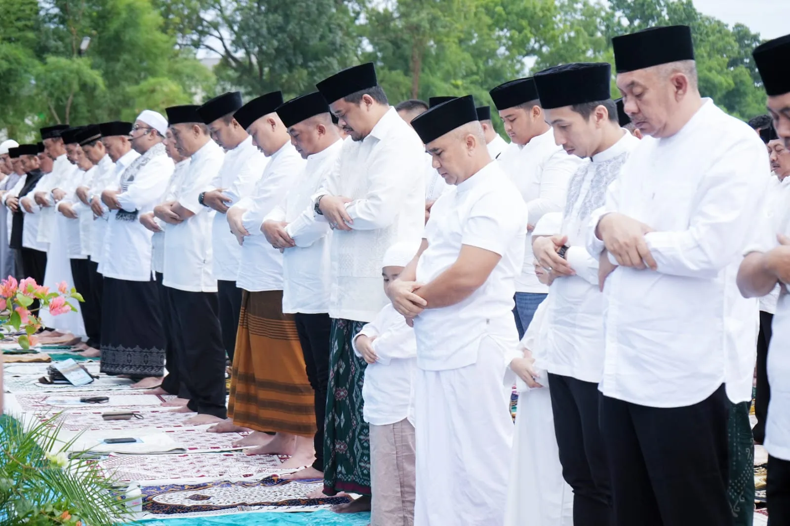 Bobby dan Keluarga Salat Iduladha di Lapangan Komplek Tasbi.