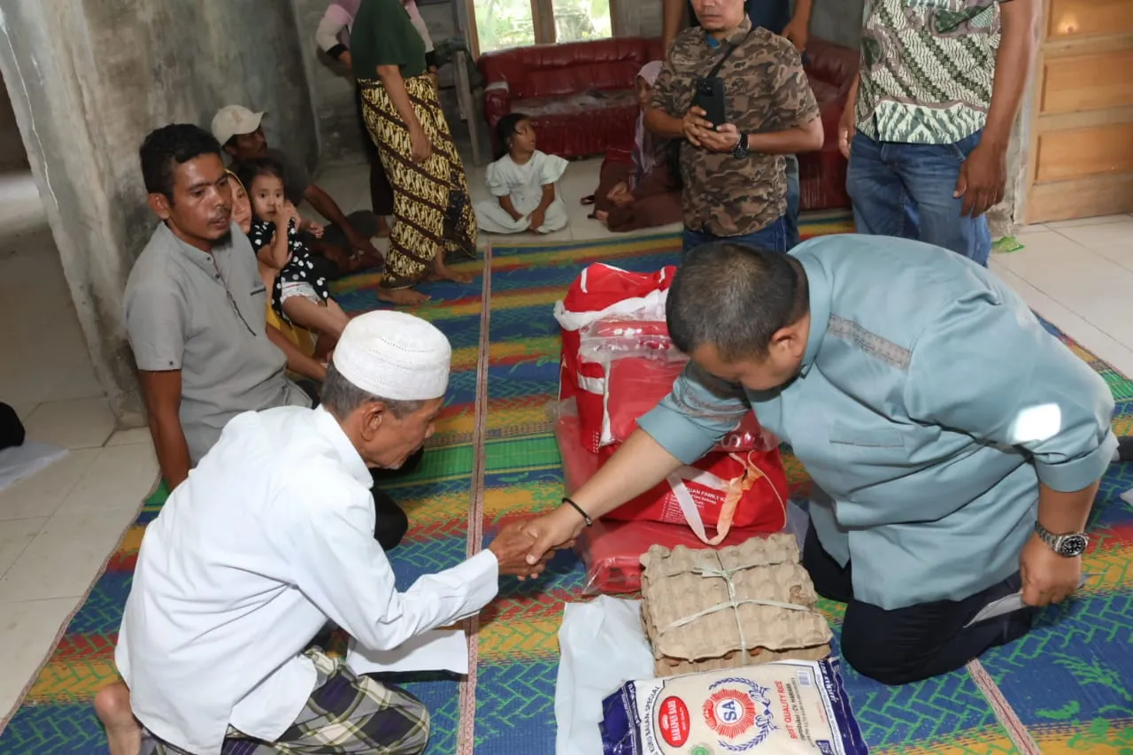 Bupati Dolly Santuni 2 Keluarga Korban Kebakaran di Huta Holbung.