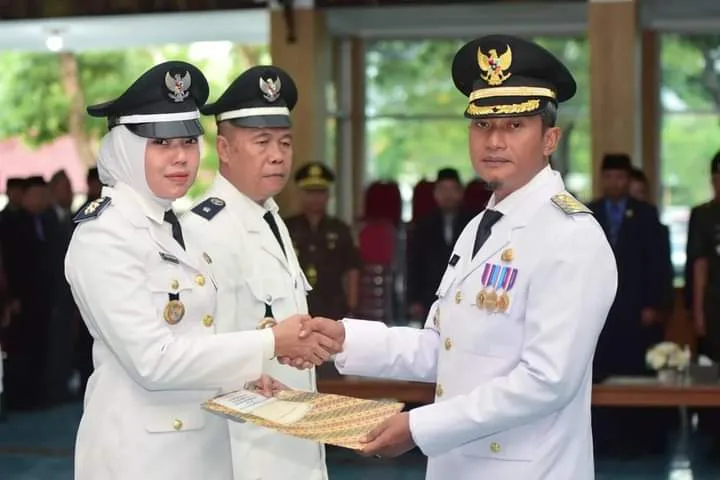 Bupati Pacitan Serahkan SK Perpanjangan Masa Jabatan Kades.