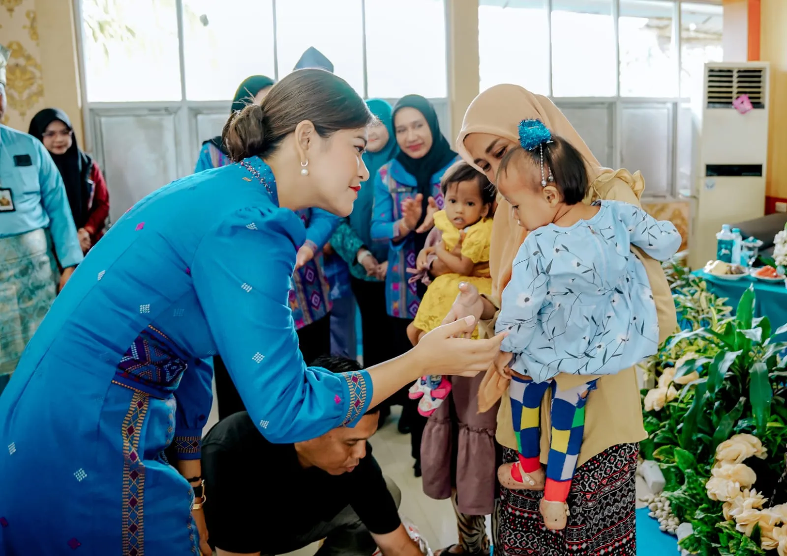 Kahiyang Ayu Beri Makanan Tambahan 34 Anak Stunting.