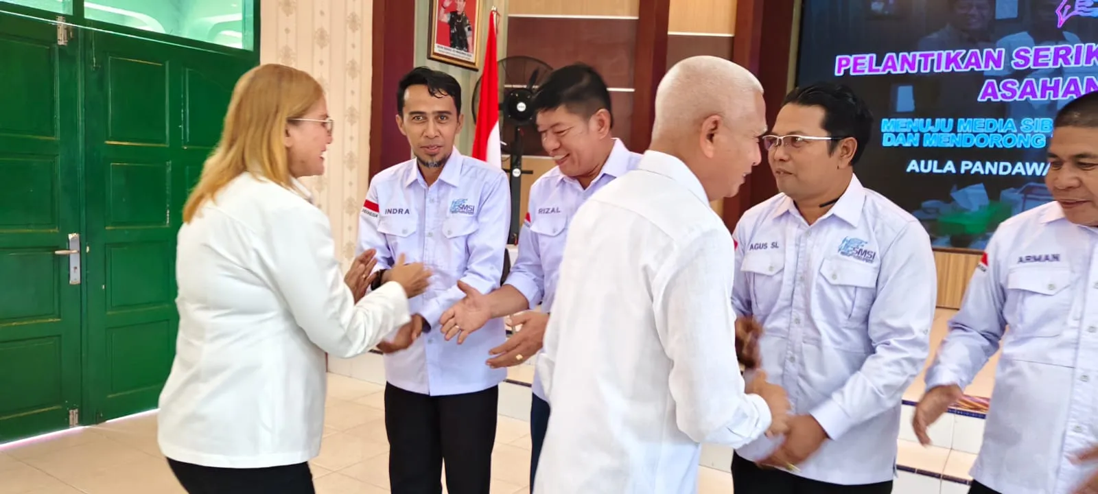 Disaksikan Bupati Surya, Indra Sikoembang Dilantik Jadi Ketua SMSI Astab.