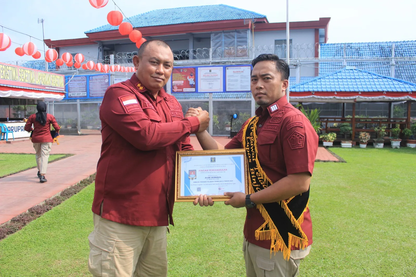 Kalapas Binjai Theo Adrianus Beri Penghargaan kepada Pegawai Teladan.