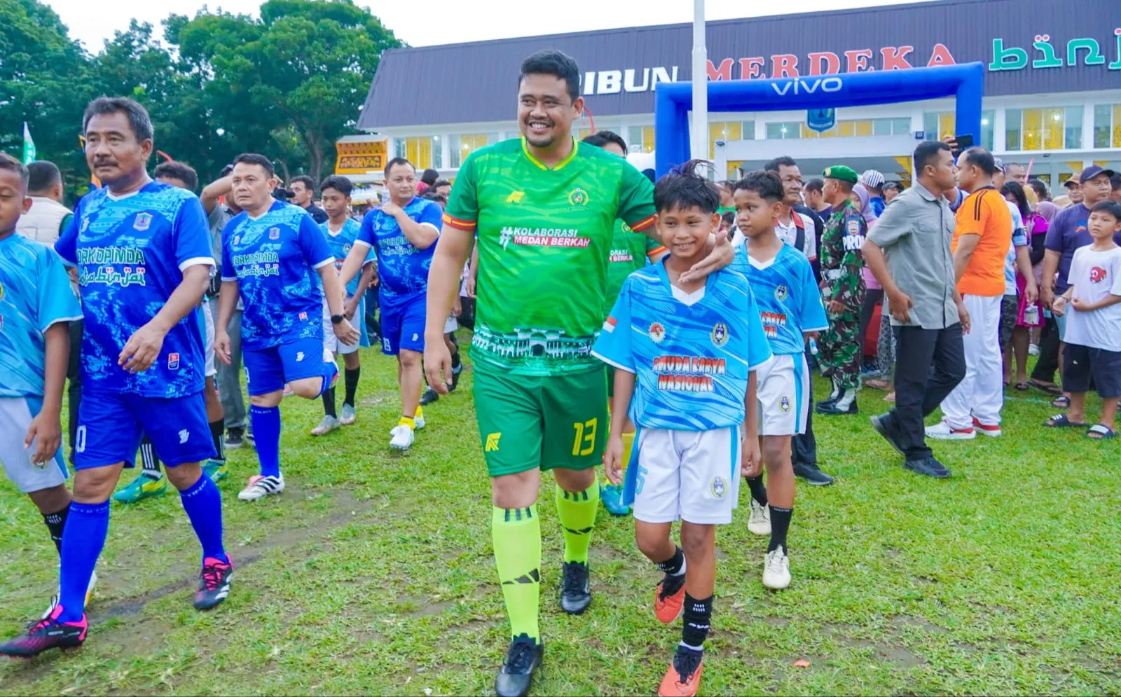 Warga Binjai Sambut Meriah Bobby Nasution di Friendly Match Silaturahmi Kolaborasi.