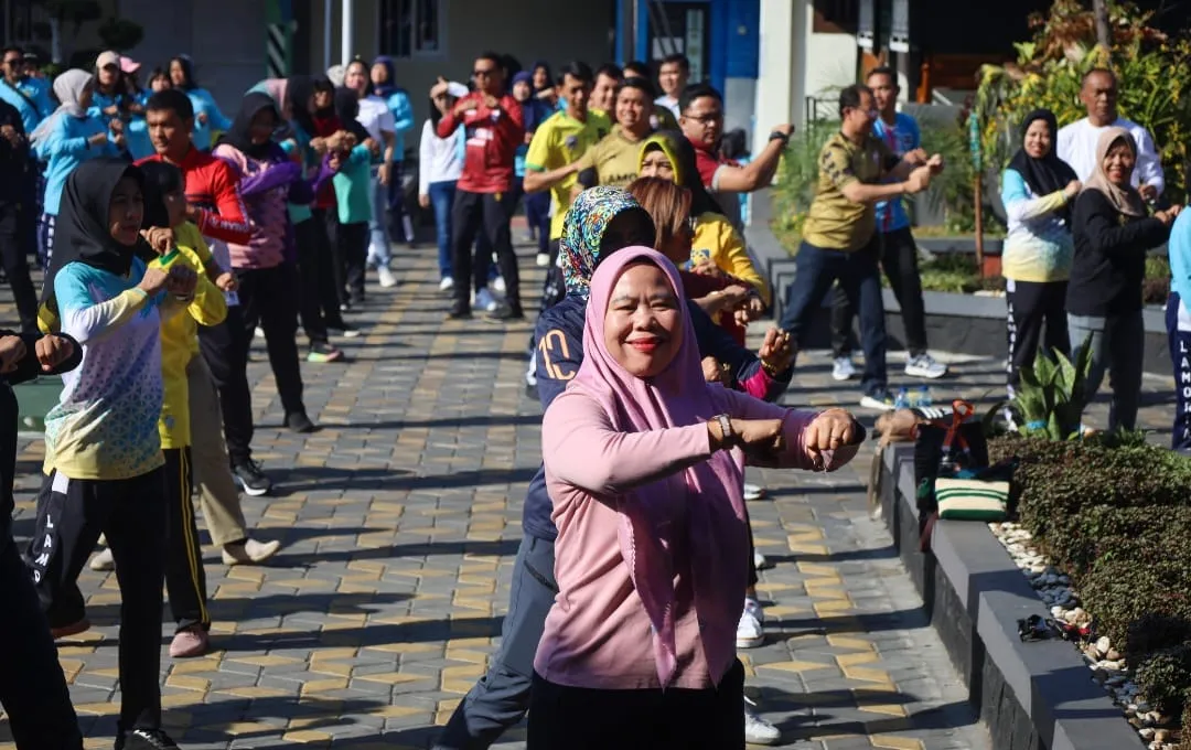 Kalapas Perempuan Bandung Yekti Apriyanti Senam Bersama Petugas dan Warga Binaan.