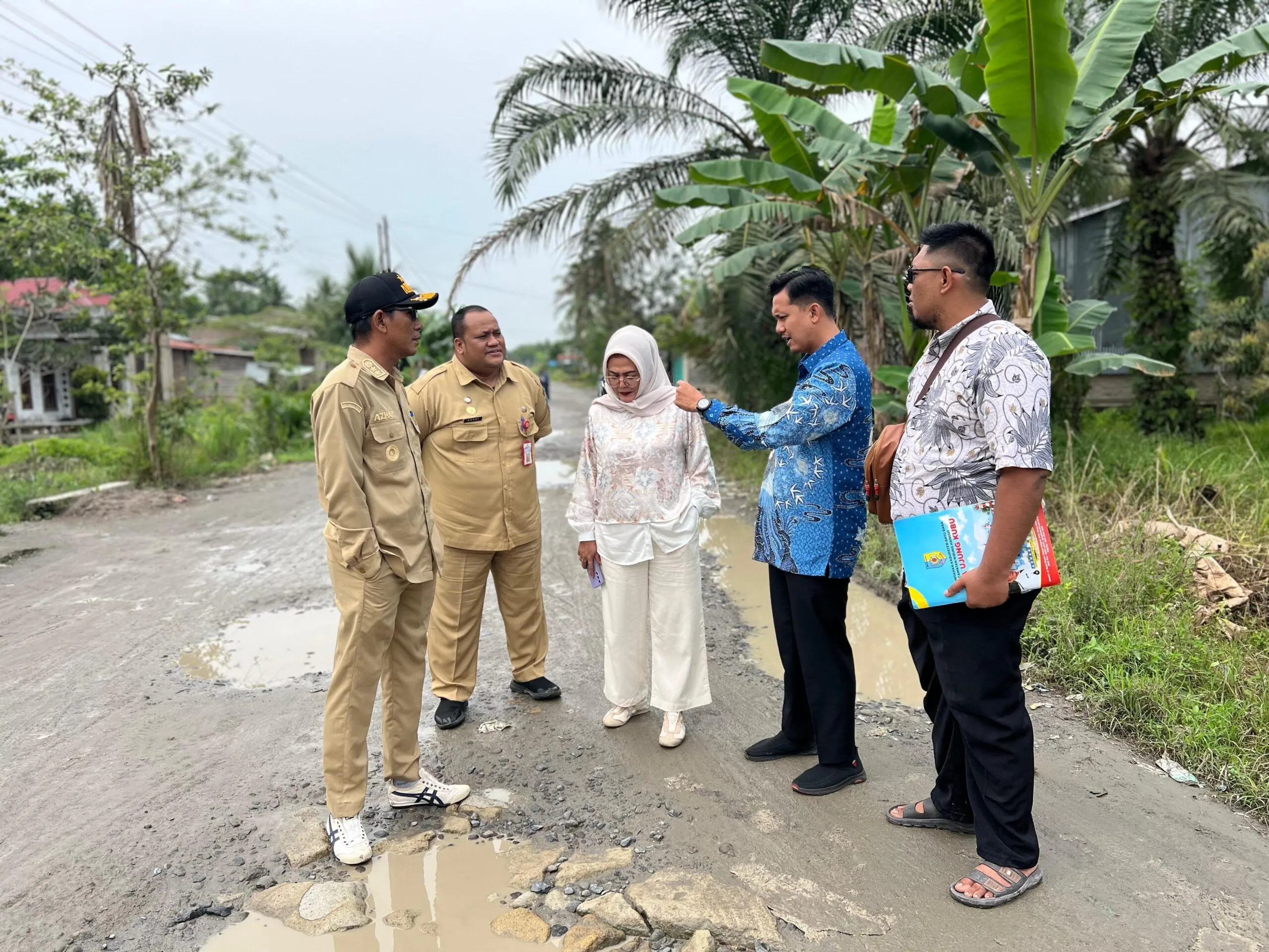 Anggota DPRD Batu Bara Tinjau Jalan Rusak di Ujung Kubu Nibung Hangus