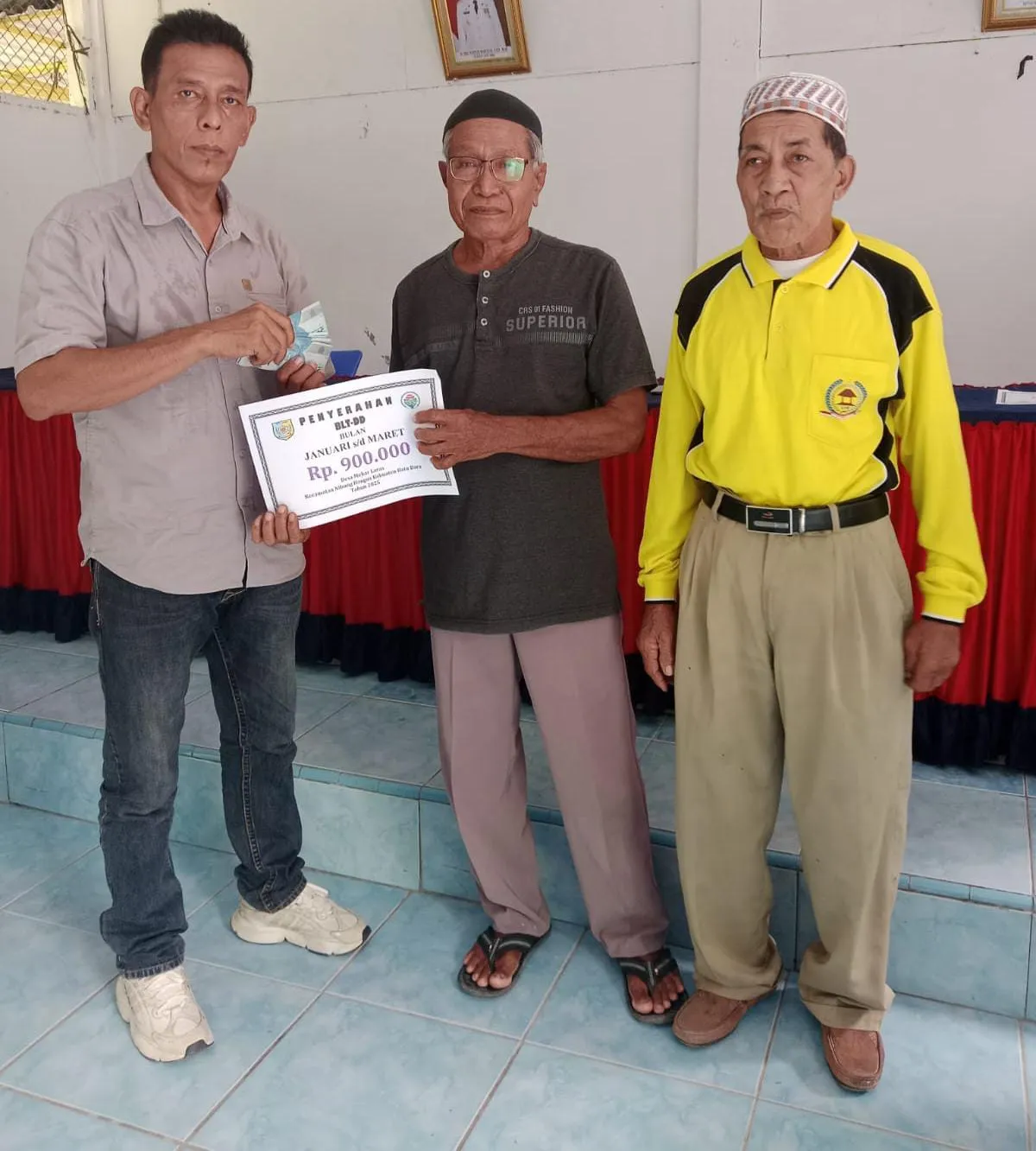 Kades Mekar Laras Salurkan Bantuan Langsung Tunai Dana Desa