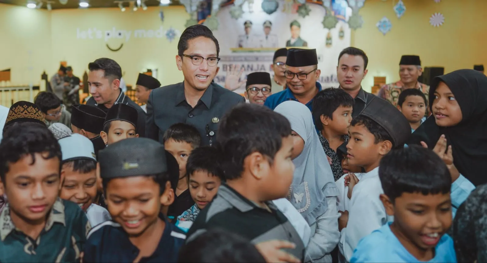 Rico Waas Belanja Pakaian Lebaran Bersama 400 Anak Yatim Dhuafa