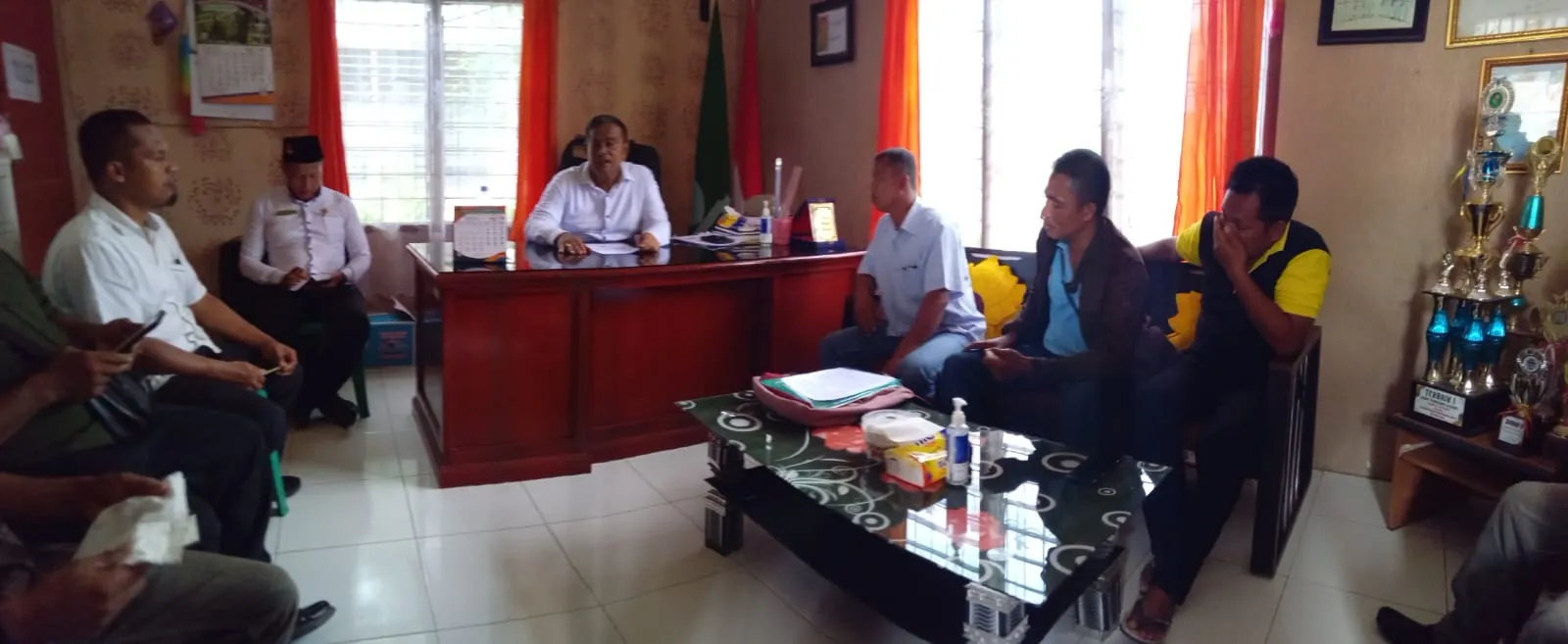Maujana Nagori Banjar Hulu Layangkan Surat Pemberhentian Pangulu, Warga Datangi Kantor Camat