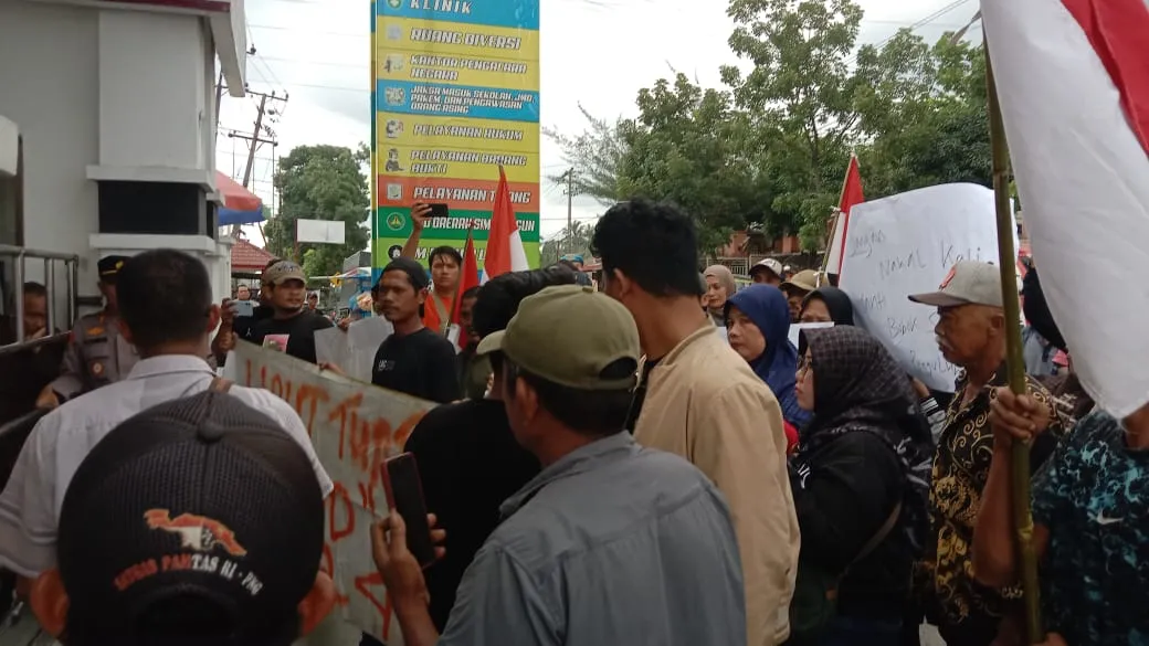 Puluhan Masyarakat Nagori Banjar Hulu Unras di Kejari Simalungun, "Tangkap Pangulu"