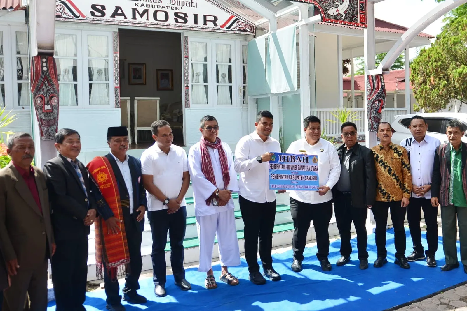 Gubernur Sumut Bobby Nasution Serahkan Aset Bangunan Rumah Dinas ke Pemkab Samosir