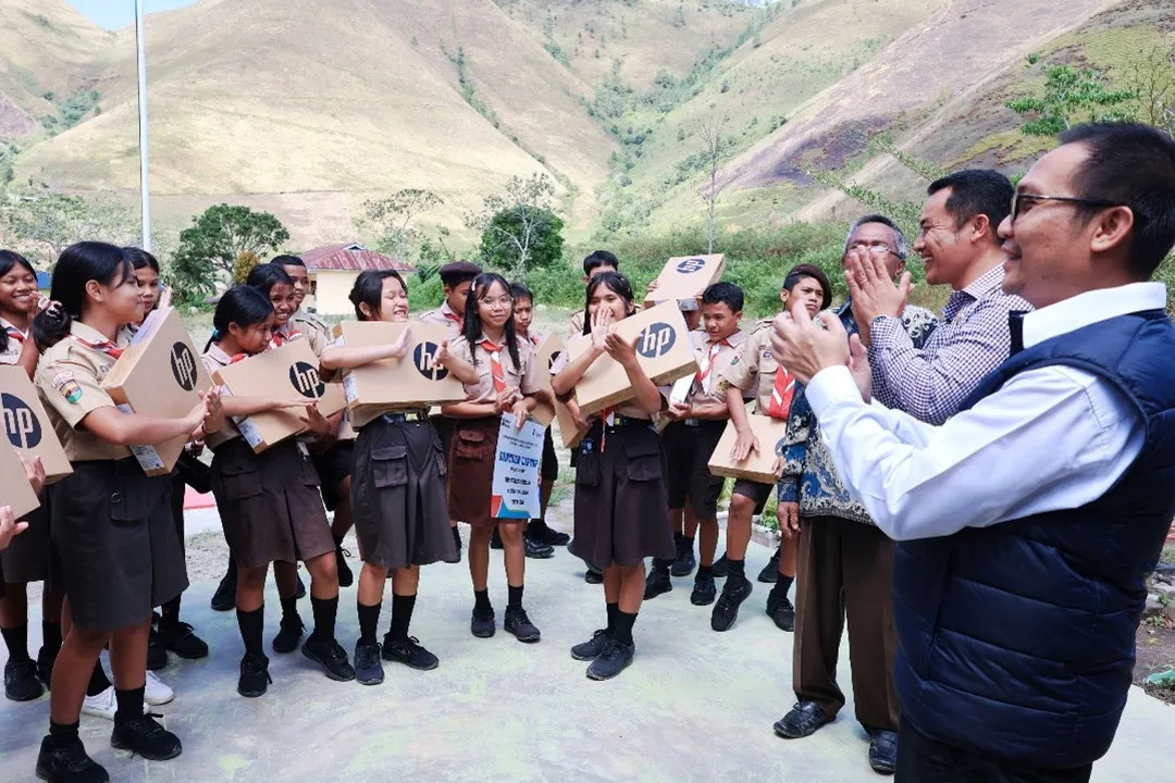 INALUM Komitmen Terhadap Kemajuan Pendidikan, Salurkan 16 Laptop untuk SMP Negeri 2 Harian Samosir