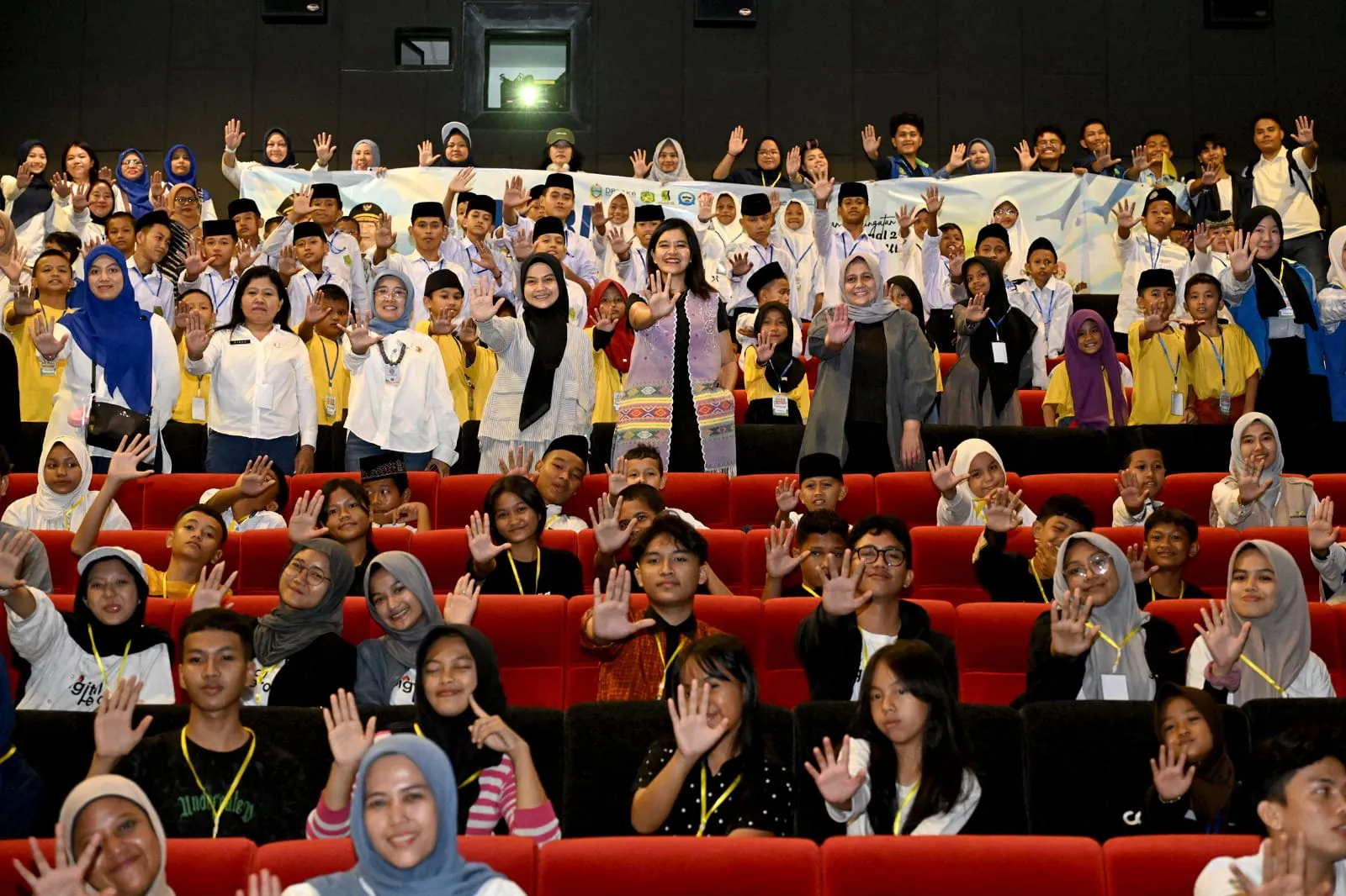 Kahiyang Ayu Nobar Film "Jumbo" Bersama 500 Anak, Kasih Hadiah Sepeda