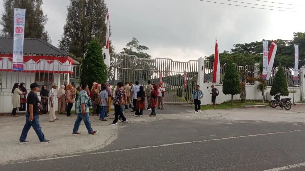 Bupati Fasilitasi Pangulu dan Maujana Purwodadi Berdamai. Puluhan Warga Datangi Kediaman Bupati