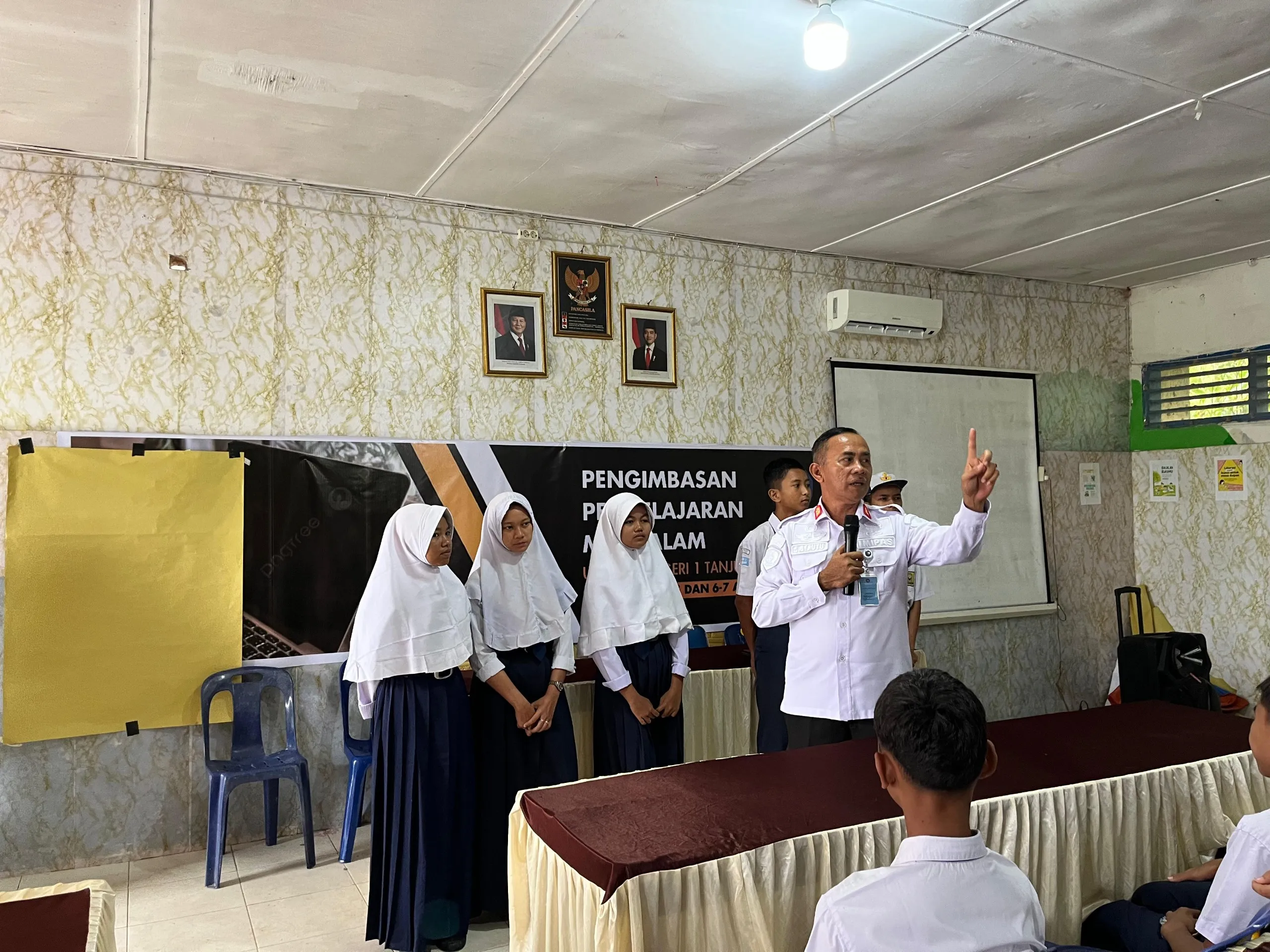 Kalapas Labuhan Ruku Lakukan Penyuluhan Bahaya Narkoba di SMP  1 Tanjung Tiram